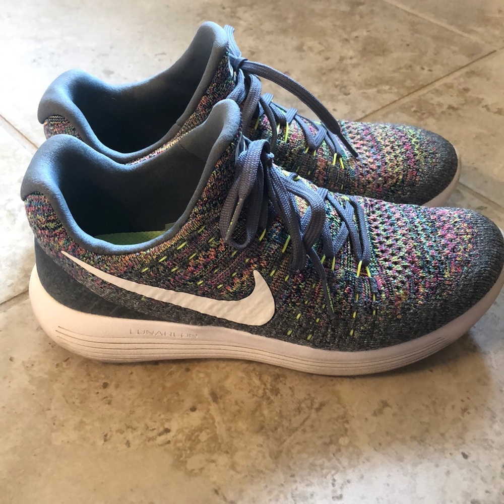 Nike women’s tennis shoes